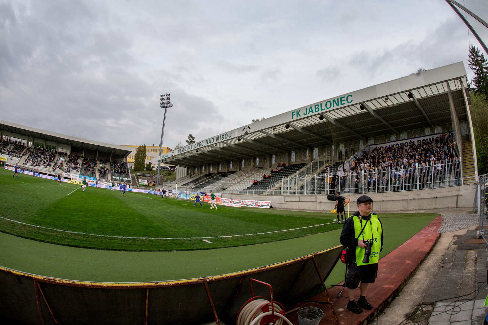 Stadion Střelnice bei einem Ligaspiel des FK Jablonec