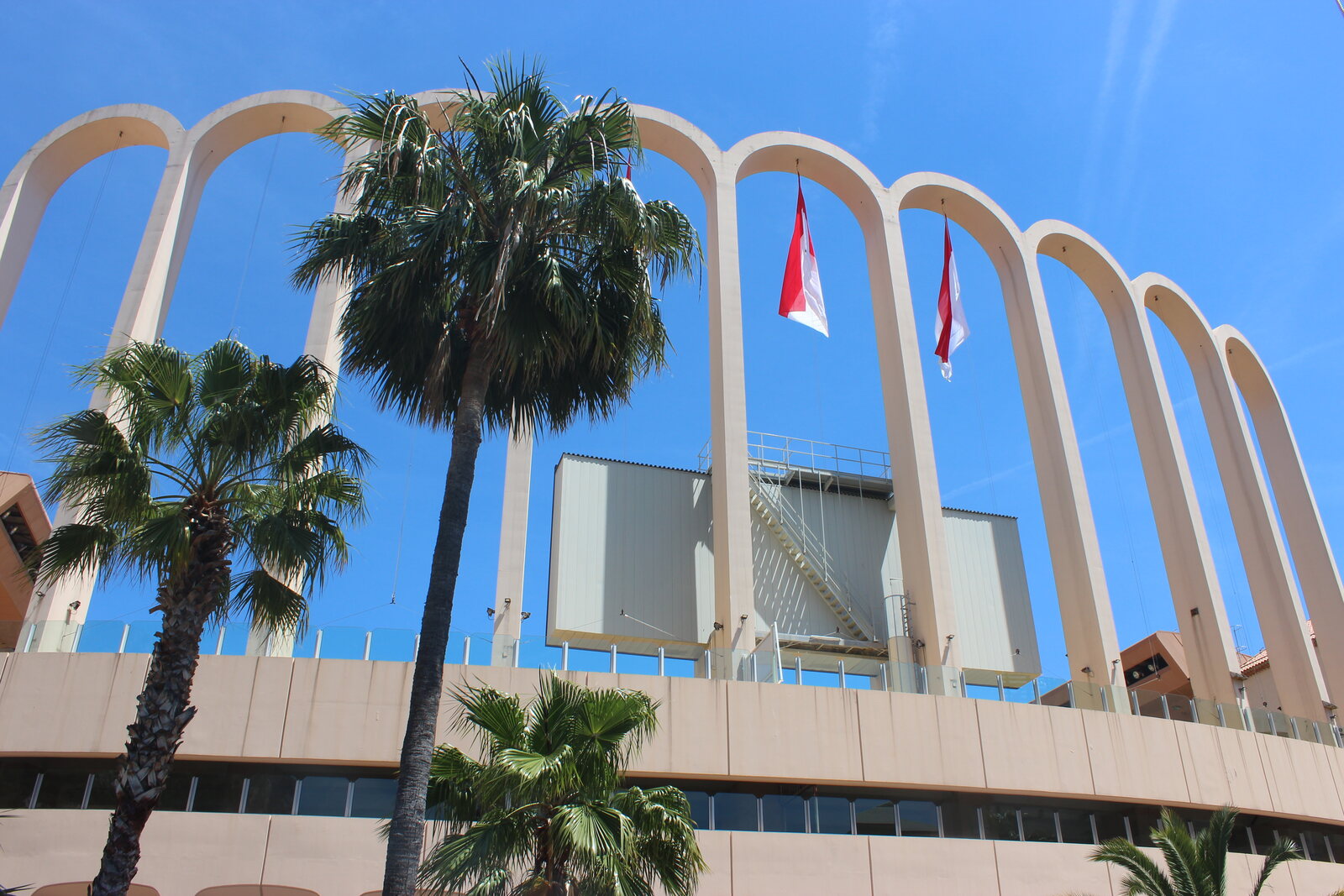 Die charakteristischen Bögen des Stade Louis-II in Monaco